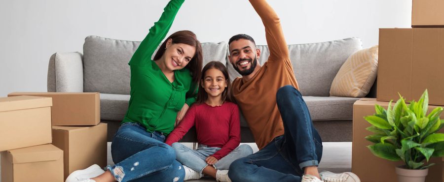 Parents joyeux faisant le toit symbolique des mains au-dessus d'une petite fille